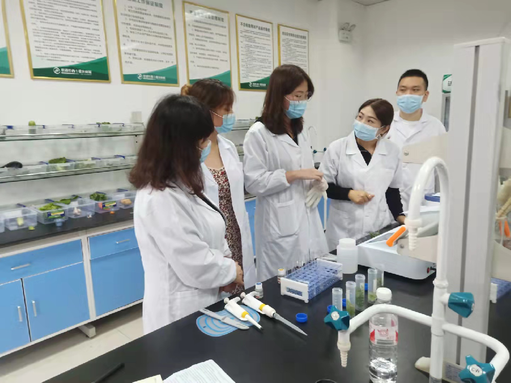 山東三體儀器派技術(shù)骨干至十堰農(nóng)商城現(xiàn)場培訓(xùn)